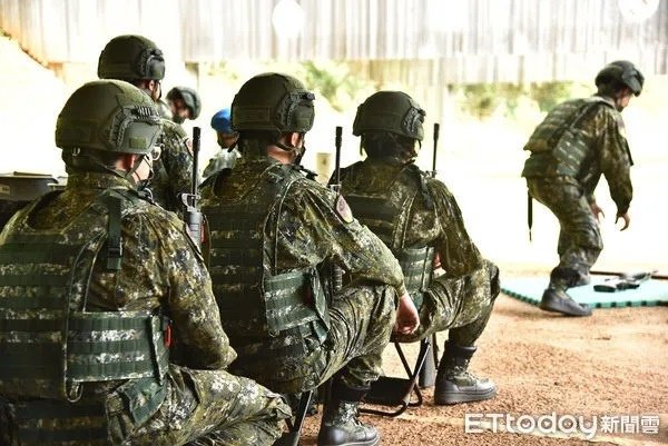 柯沛辰：台大畢業生不爽「繳稅養軍人」 慘遭現役國軍秀報稅單打