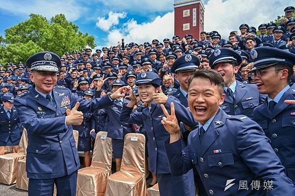 張曜麟：上將陪比愛心！國軍聯合畢典亮點多  海軍首位貝里斯畢