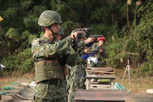 尼米茲軍品雜記／時事軍聞：從後備旅打靶營長左腳中彈！談「射擊