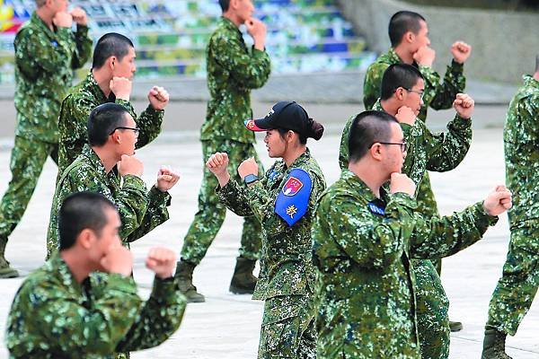 山姆小叔Gun &amp; Fun：國軍一堆人在廣場對打套招 其實