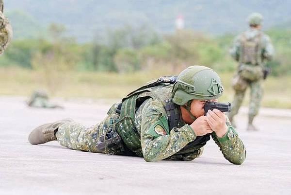 ：網傳超瞎國軍手槍臥射姿勢圖　陸軍證實是真的將加強訓練