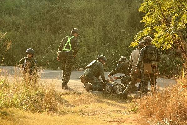 陳晞(法國外籍兵團退伍)：有一批軍警弟兄們  自掏腰包  運