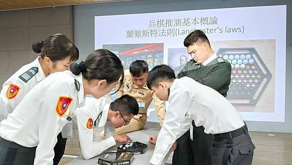 James的軍事寰宇：給國軍ROTC學生 教授「戰爭史」的課