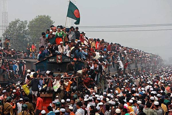 Thousands-of-Bangladeshi-Muslims-board-overcrowded-trains-as-they-try-to-return-home-after-attending-a-three-day-Islamic-Congregation-on-the-banks-of-the-river-Turag-in-Tongi-outskirts-of-Dhaka-Bangladesh-on-January-23-2011__880