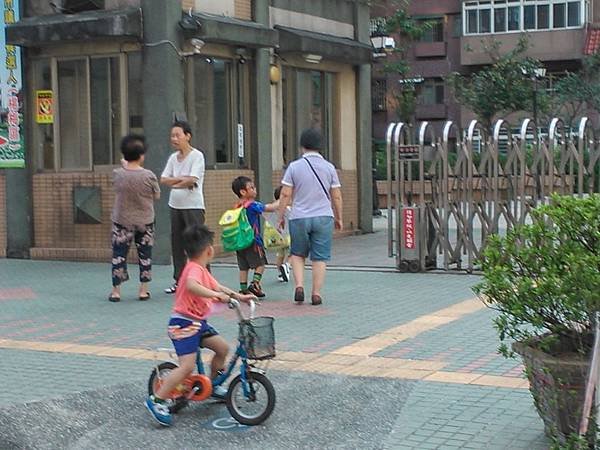 傾全村之力來撫養孩子