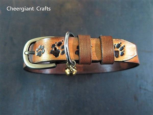 狼爪印狗狗項圈, 寬2.5cm, 長55cm, Hand carved wolf paw pattern dog collar, 2.5cm wide, 55cm long, 3.7mm thick.02 .  .JPG