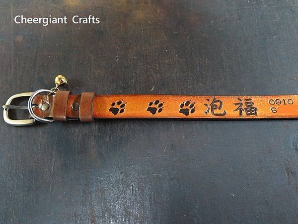 狼爪印狗狗項圈, 寬2.5cm, 長55cm, Hand carved wolf paw pattern dog collar, 2.5cm wide, 55cm long, 3.7mm thick.04.JPG