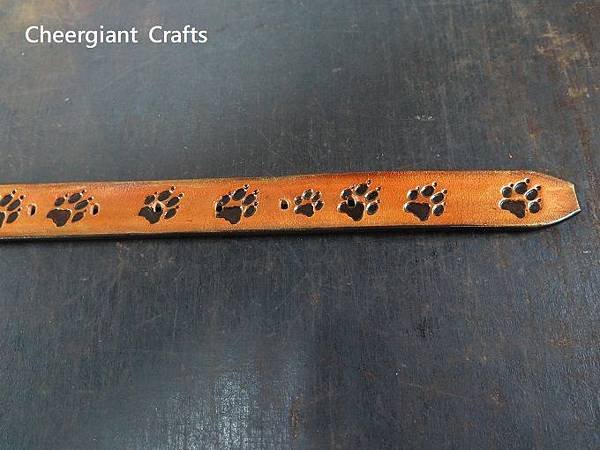 狼爪印狗狗項圈, 寬2.5cm, 長55cm, Hand carved wolf paw pattern dog collar, 2.5cm wide, 55cm long, 3.7mm thick.06.JPG