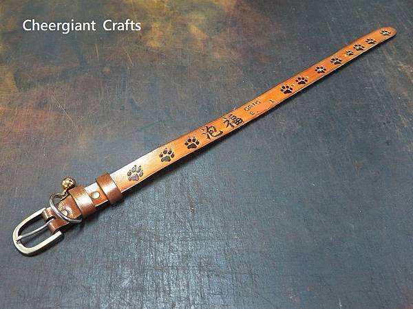 狼爪印狗狗項圈, 寬2.5cm, 長55cm, Hand carved wolf paw pattern dog collar, 2.5cm wide, 55cm long, 3.7mm thick.03.JPG