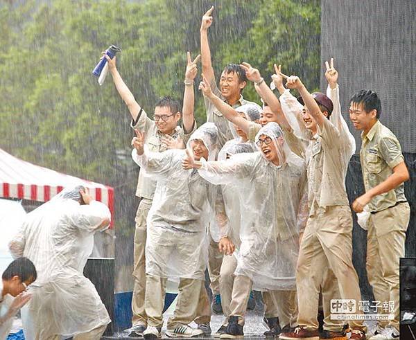 建中畢典不畏風雨.jpg