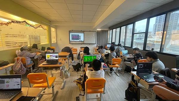 113-1 中學部 多元適性課程-影像後製-關於生物的設計