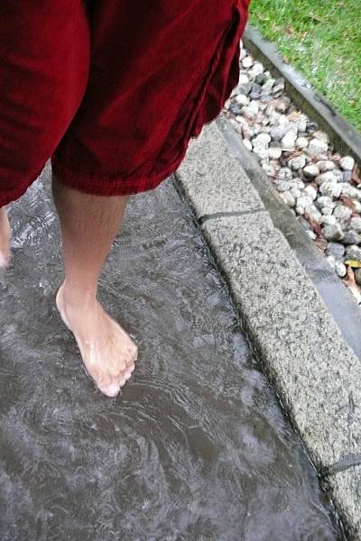 赤腳親近雨水