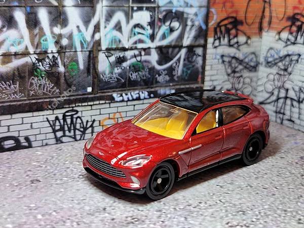 Tomica 編號75 Aston Martin DBX