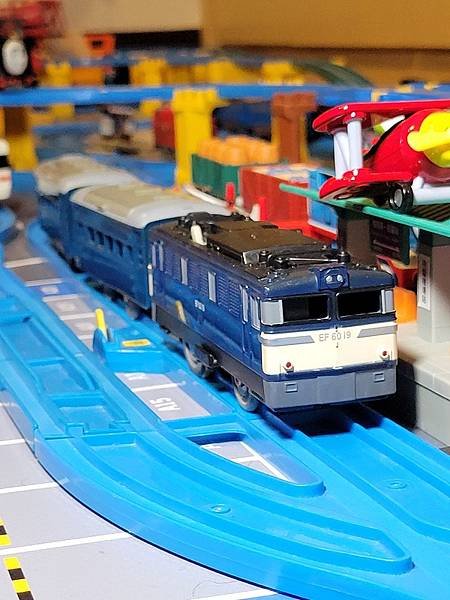 照片是EF60-19號機，絕版車，Plarail