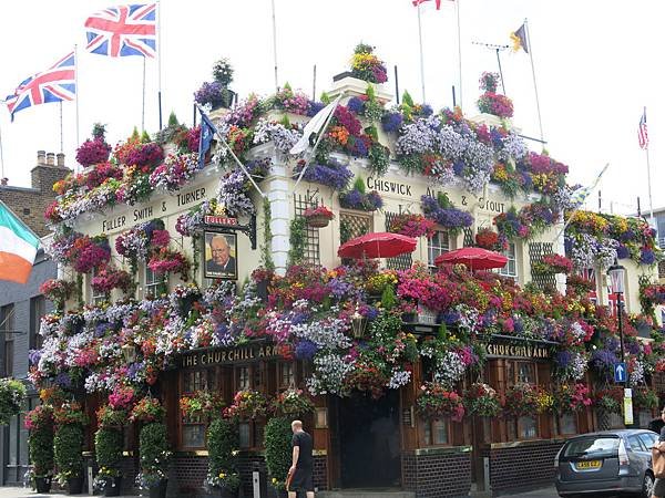 02-花枝招展的酒館 Churchill Arms-02