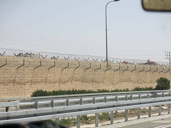 the wall between Jerusalem and the West Bank 以色列、巴勒斯坦之家的萬里長城-成寒