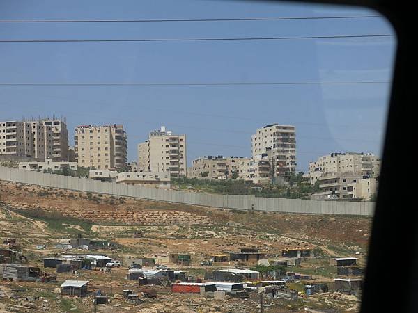 05-the wall between Jerusalem and the West Bank 以色列、巴勒斯坦之家的萬里長城-成寒