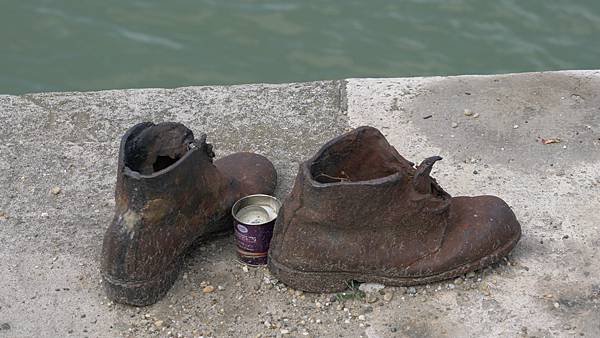 01-多瑙河岸的鞋子 Shoes on Danaube Bank-Budapest-成寒.JPG