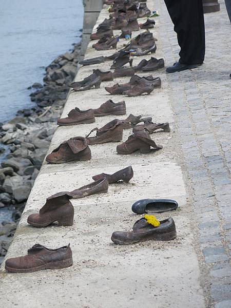 02-多瑙河岸的鞋子 Shoes on Danaube Bank-Budapest-成寒.JPG