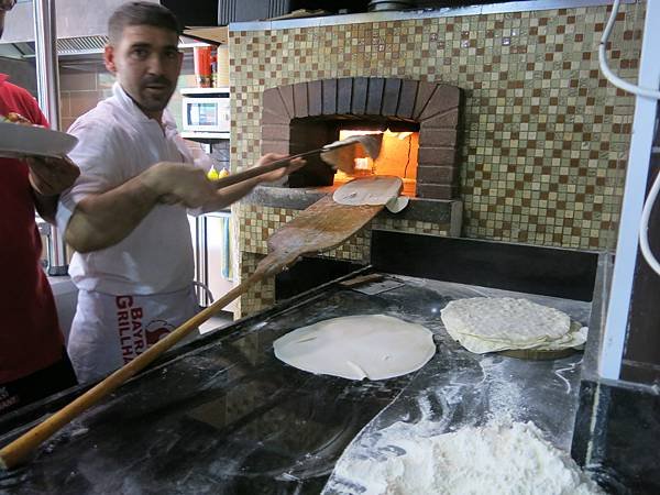 03-土耳其碎肉薄餅-現烤過程-Turkish Lahmacun 浪馬軍-Istanbul, Turkey-成寒.JPG