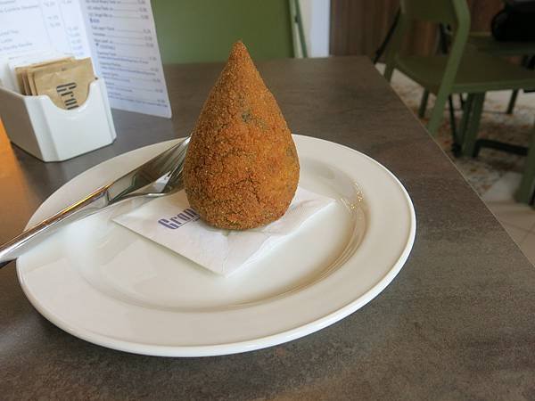 01-Spinach and Mozzarella Arancino 油炸菠菜起司米錐-Malta, 成寒.JPG