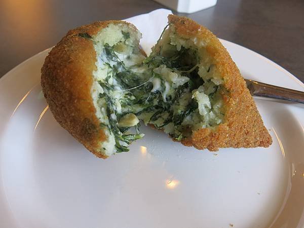 02-Spinach and Mozzarella Arancino  油炸菠菜起司米錐-Malta, 成寒.JPG