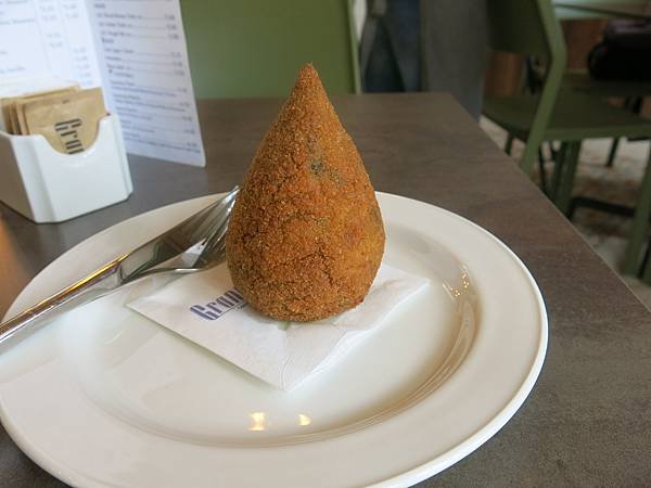 05-Spinach and Mozzarella Arancino 油炸菠菜起司米錐-Malta, 成寒.JPG