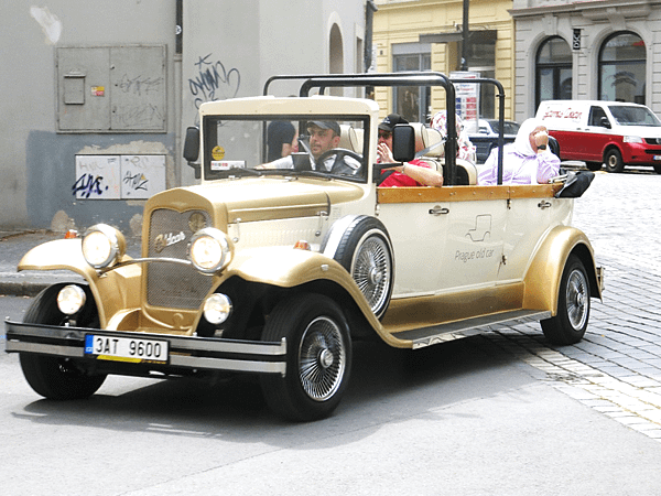 02-Vintage car-Prague-成寒.png