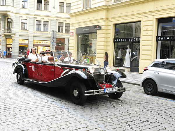 03-Vintage car-Prague-成寒.png