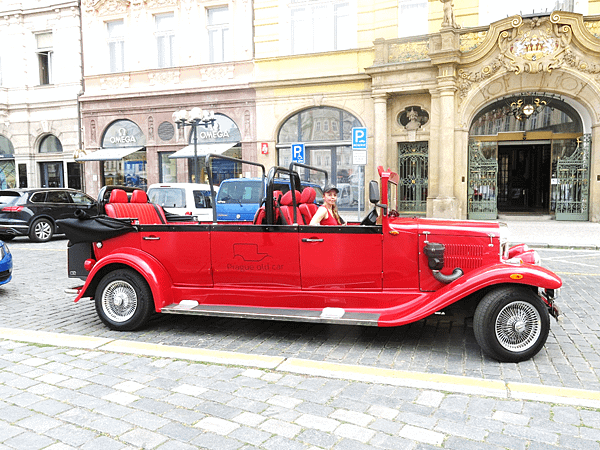 04-Vintage car-Prague-成寒.png