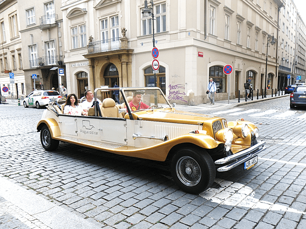 05-Vintage car-Prague-成寒.png