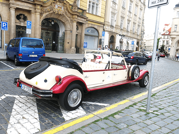 06-Vintage car-Prague-成寒.png