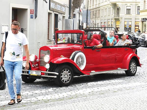 07-Vintage car-Prague-成寒.png