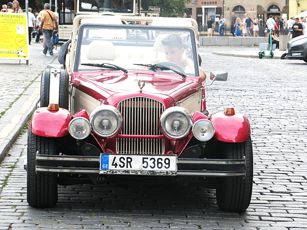 09-Vintage car-Prague-成寒.png