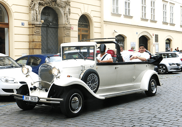 10-Vintage car-Prague-成寒.png