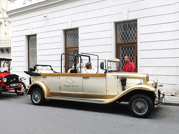 11-Vintage car-Prague-成寒.png