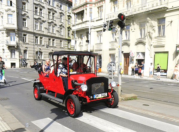 12-Vintage car-Prague-成寒.png