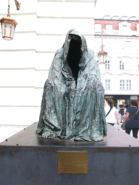 01-faceless statue, Prague-成寒.png