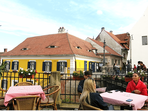 10-Houses with Eyes-Sibiu, Romania-成寒.png