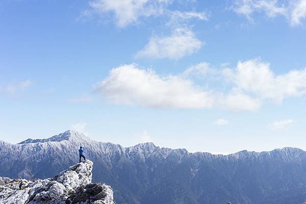 shutterstockˍ雪山登山者