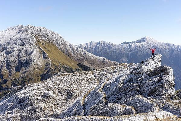 shutterstockˍ雪山登山者