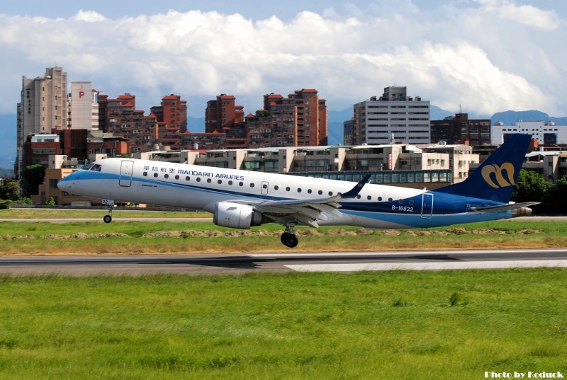 Mandarin Airlines ERJ-190(B-16822)@RCSS_1(2)_20100722.jpg