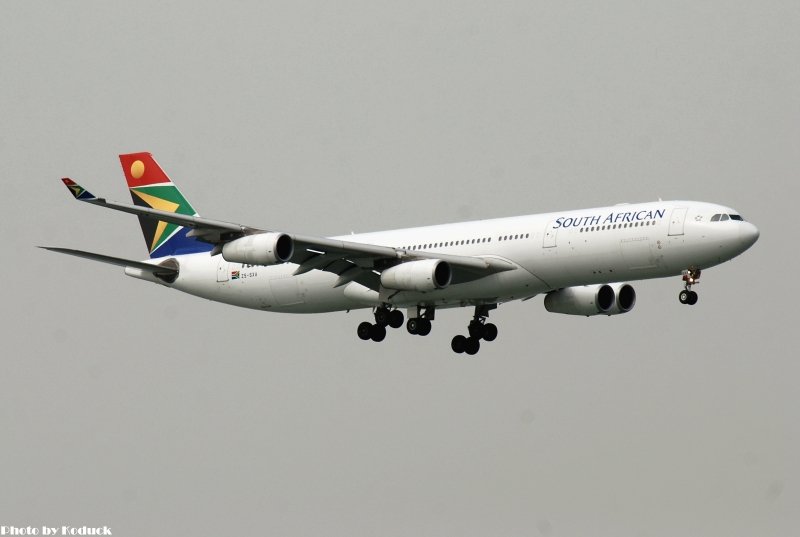 South African Airways A340-313X(ZS-SXA)@VHHH_1(2)_20101210.jpg