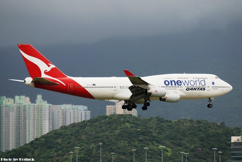 Qantas B747-438(VH-OJU)@VVVH_1(2)_20100625.jpg