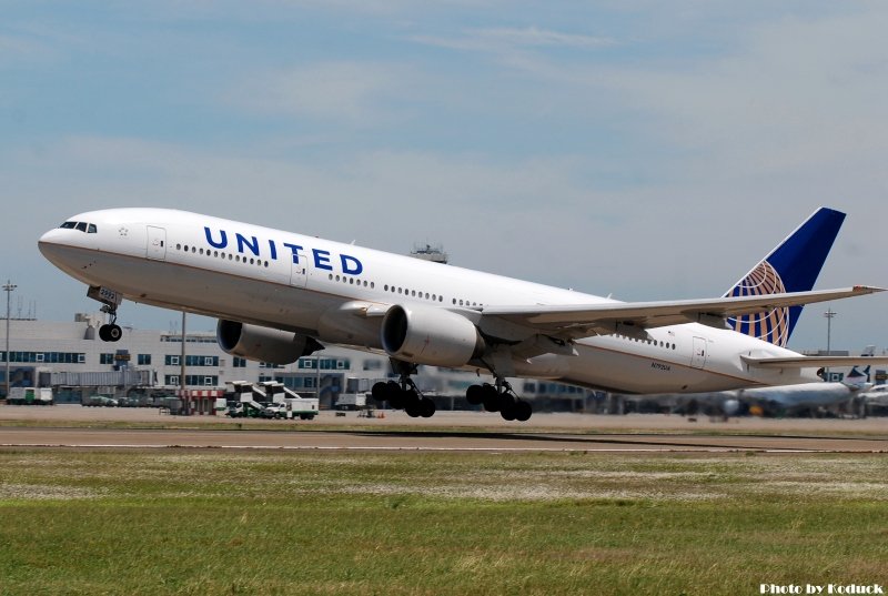 United Airlines B777-222ER(N792UA)@TIA_1(2)_20110615.jpg