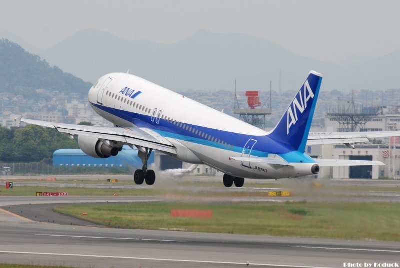 ANA A320-211(JA8947)@Skypark_2(2)_20110516.jpg