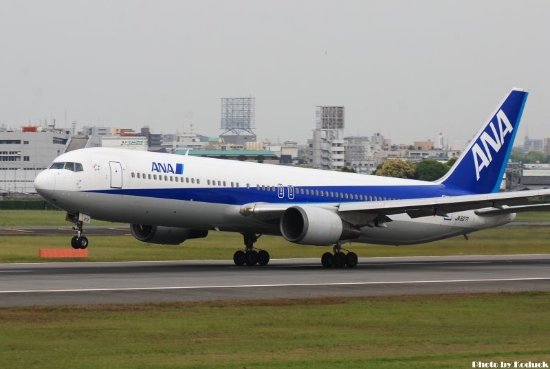 ANA B767-381(JA8271)@Skypark_1(2)_20110516.jpg