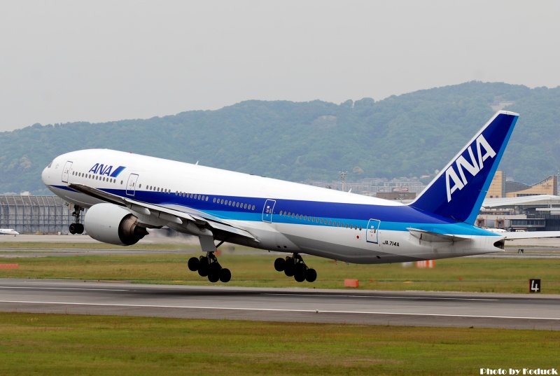 ANA B777-281(JA714A)@Skypark_2(2)_20110516.jpg