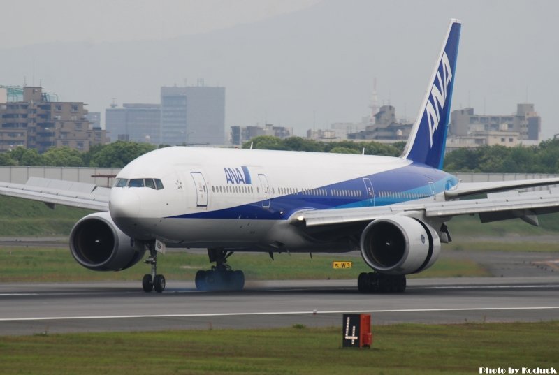 ANA B777-281(JA8199)@Skypark_1(2)_20110516.jpg