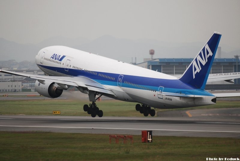 ANA B777-281(JA8199)@Skypark_2(2)_20110516.jpg